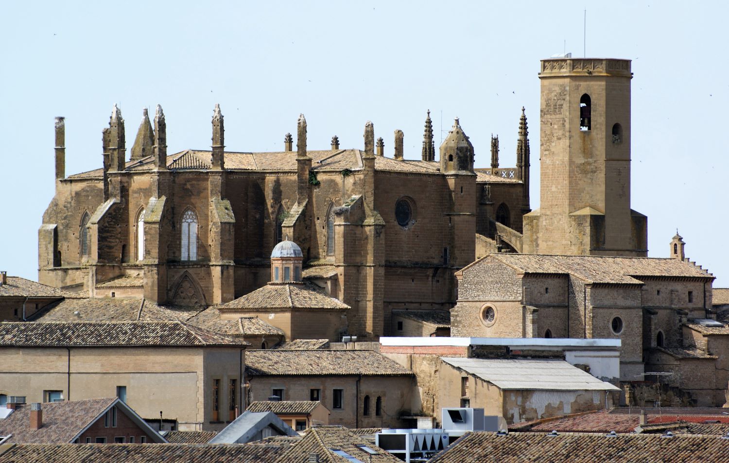 La Catedral de Huesca comenzará su mejora en 2025 con la intervención en sus cubiertas La Catedral de Huesca comenzará su mejora en 2025 con la intervención en sus cubiertas