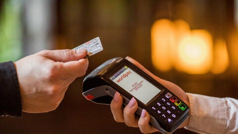 Una persona pagando con una tarjeta de cr&eacute;dito.