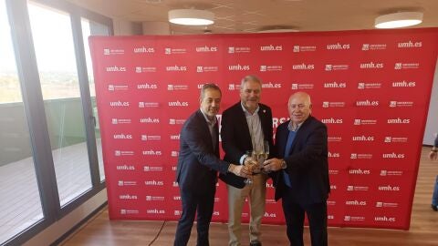 En el centro de la imagen, el Rector de la UMH de Elche en el tradicional brindis de Navidad.