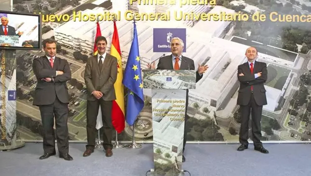 José María Barreda, en el centro de la imagen, durante el acto de la primera piedra del centro sanitario José María Barreda, en el centro de la imagen, durante el acto de la primera piedra del centro sanitario