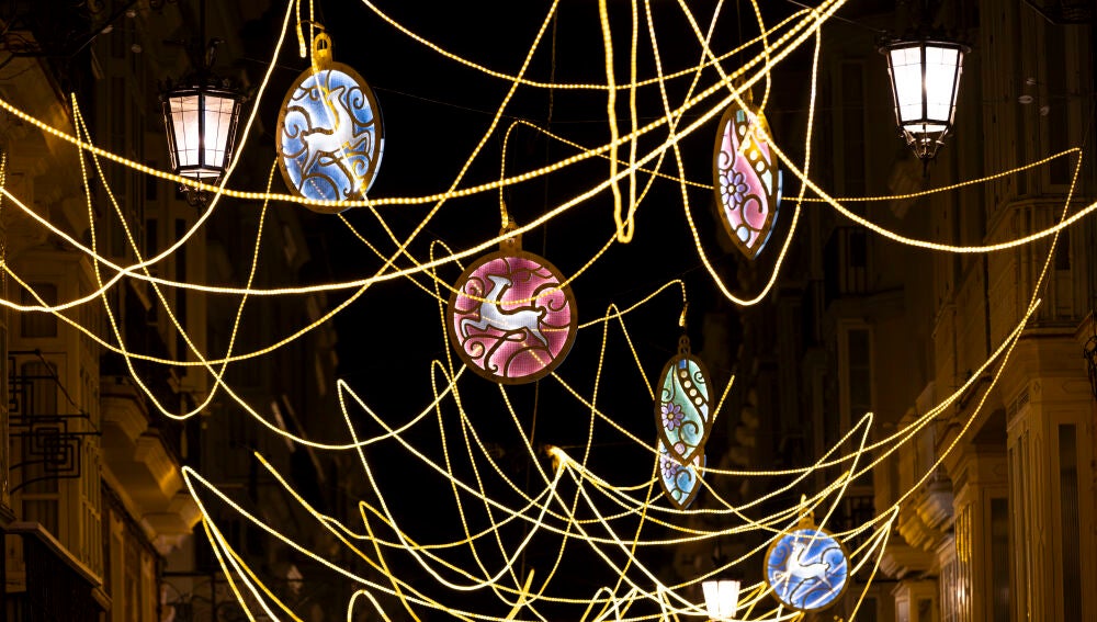 Una de las calles iluminadas en el centro de Cádiz