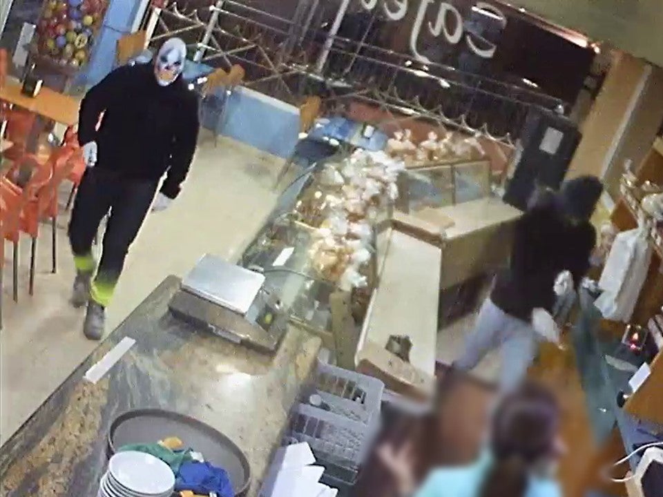 La Guardia Civil detiene a dos hombres por robos en Villena y el municipio murciano de La Unión La Guardia Civil detiene a dos hombres por robos en Villena y el municipio murciano de La Unión