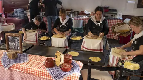 Un grupo de mujeres preparando talos Un grupo de mujeres preparando talos
