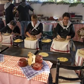 Un grupo de mujeres preparando talos Un grupo de mujeres preparando talos