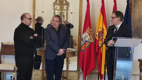 Los reconocidos José Antonio Ramos y Santiago Juanes, con el primer edil de la capital provincial, Carlos García Carbayo Los reconocidos José Antonio Ramos y Santiago Juanes, con el primer edil de la capital provincial, Carlos García Carbayo