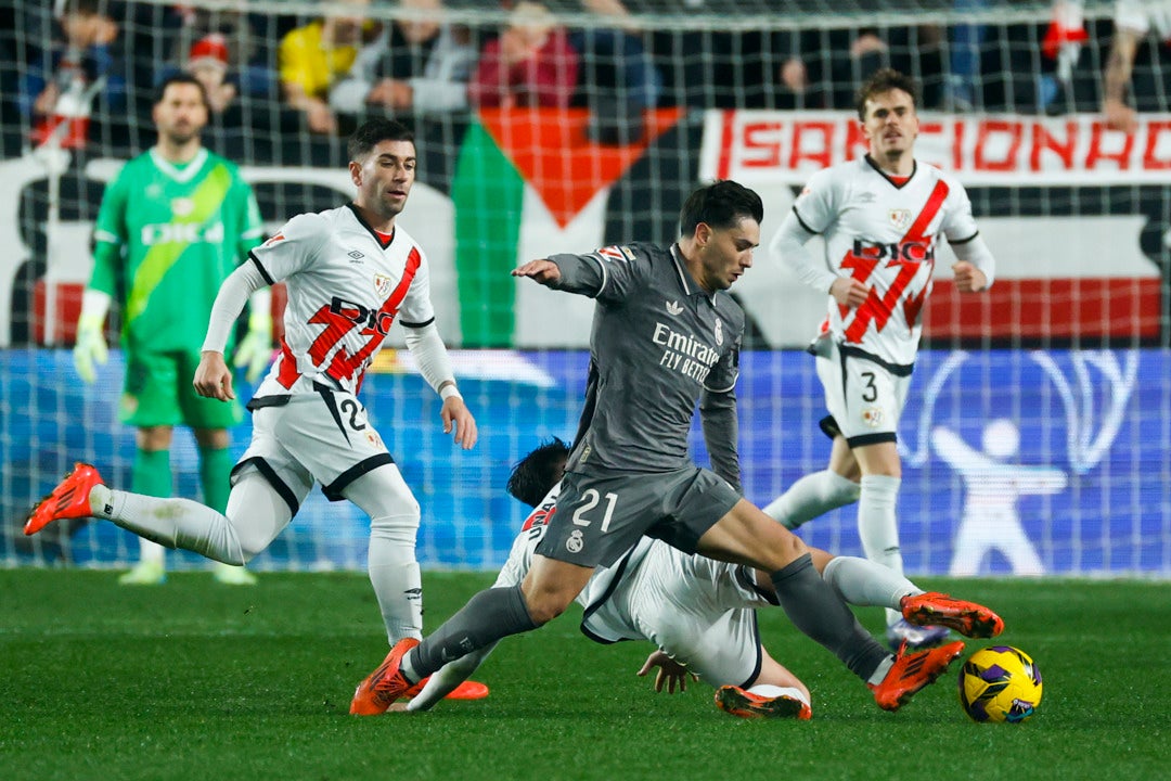 El Rayo frena al Real Madrid en un derbi eléctrico El Rayo frena al Real Madrid en un derbi eléctrico