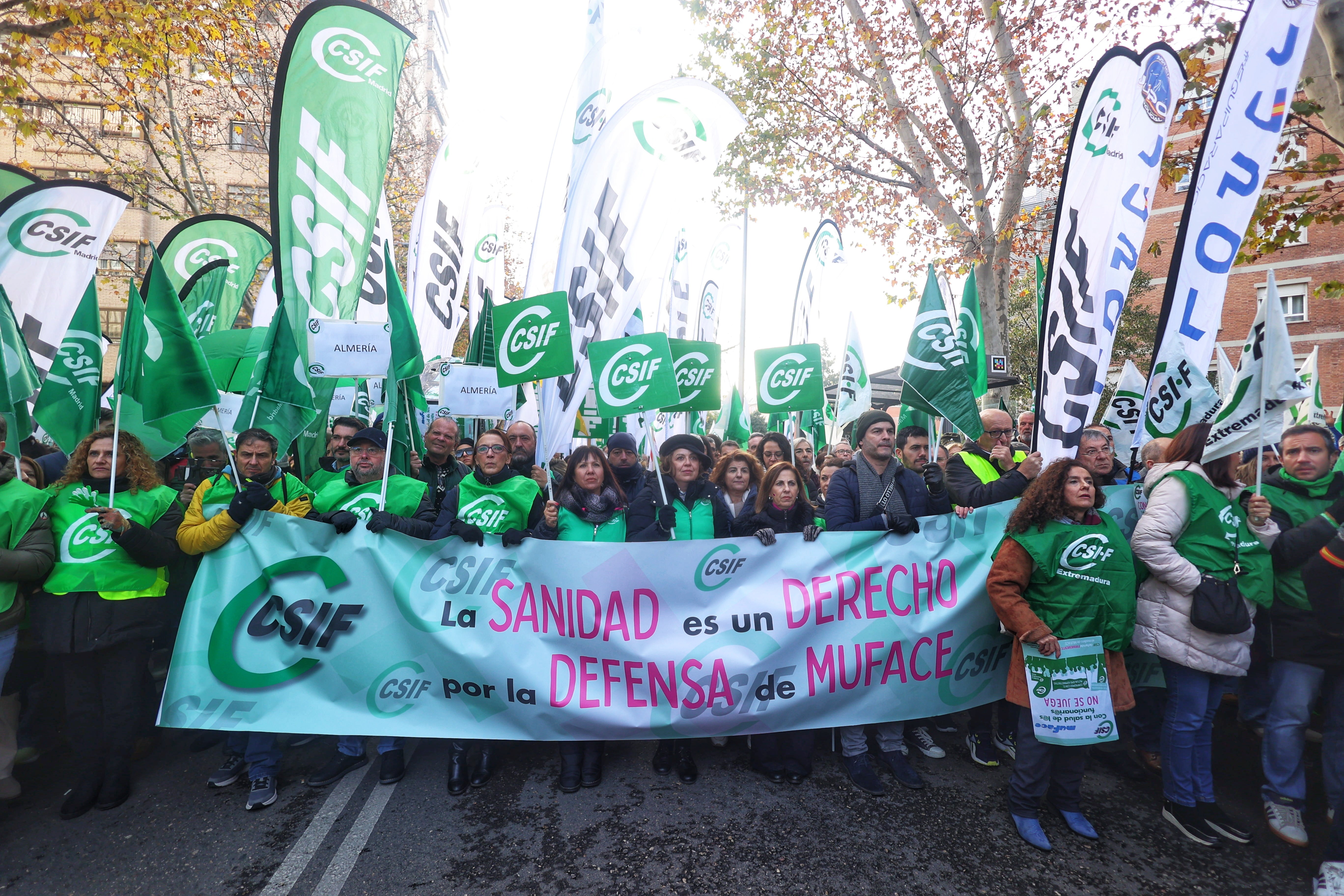 Miles de funcionarios exigen en Madrid la continuidad de Muface Miles de funcionarios exigen en Madrid la continuidad de Muface