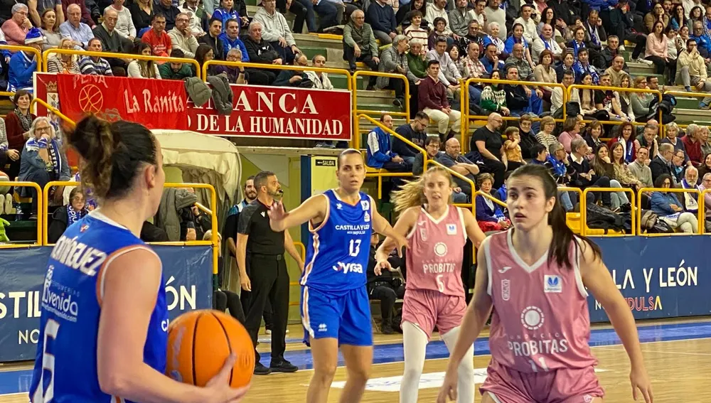 La capitana local, Silvia Domínguez, se dispone a sacar de fondo La capitana local, Silvia Domínguez, se dispone a sacar de fondo