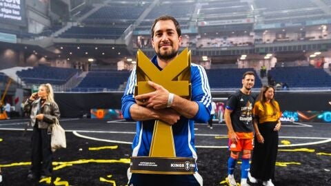 El preparador charro, con el trofeo de campeón de una de las Ligas