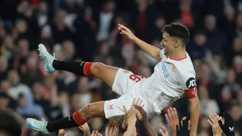 Jesús Navas es manteado por sus compañeros tras su último partido en el Sánchez-Pizjuán. Jesús Navas es manteado por sus compañeros tras su último partido en el Sánchez-Pizjuán.