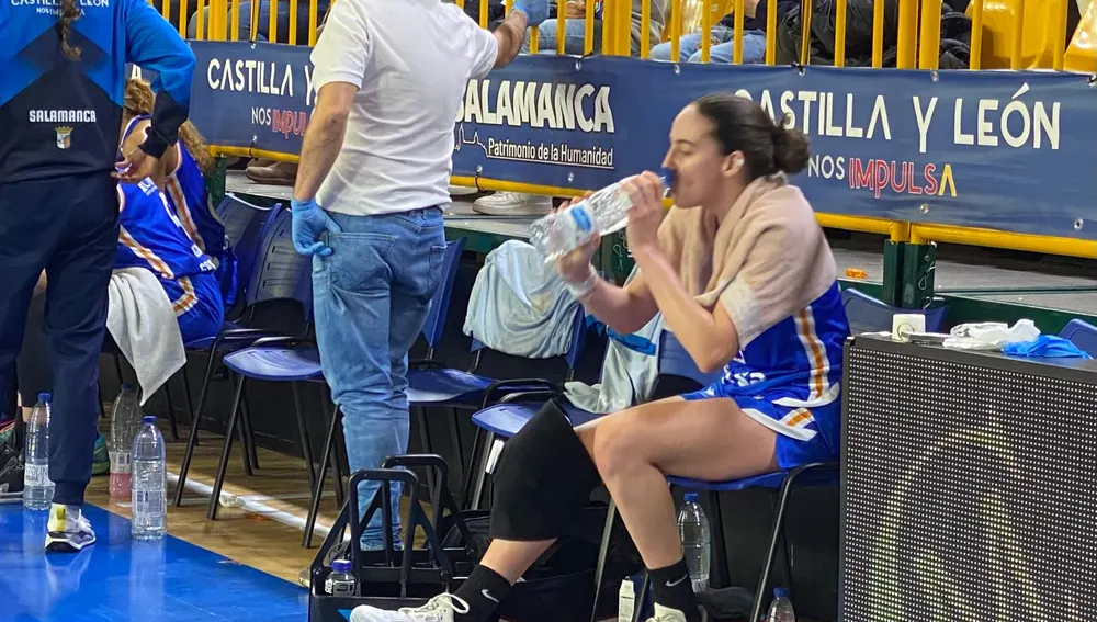 Iyana Martín, con la pierna protegida Iyana Martín, con la pierna protegida