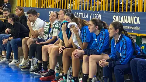 Mariella Fasoula, junto a una llorosa Mikiah Herbert-Harrigan Mariella Fasoula, junto a una llorosa Mikiah Herbert-Harrigan