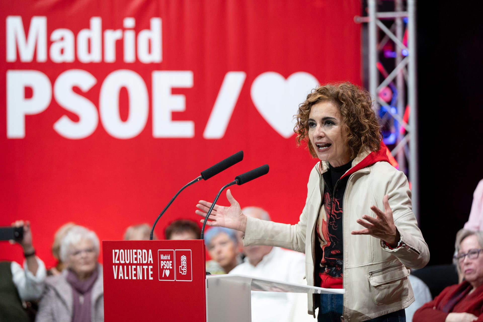 El Gobierno sale en defensa de Sánchez: "Sabemos que van a por ti" El Gobierno sale en defensa de Sánchez: "Sabemos que van a por ti"
