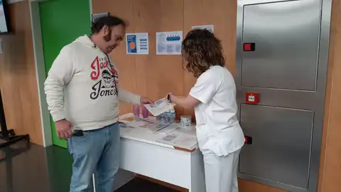 Una de las mesas informativas con motivo del Día Mundial de la Disfagia en el Hospital General Universitario de Elche. Una de las mesas informativas con motivo del Día Mundial de la Disfagia en el Hospital General Universitario de Elche.