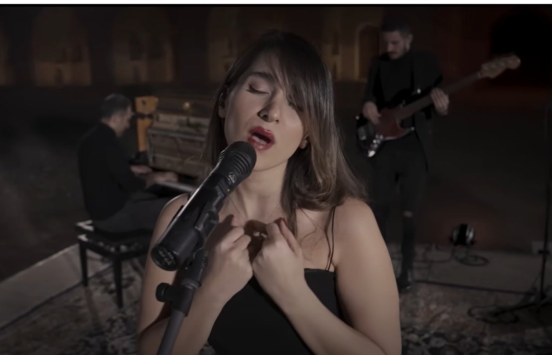 Detenida una cantante iraní por dar un concierto virtual sin hiyab Detenida una cantante iraní por dar un concierto virtual sin hiyab