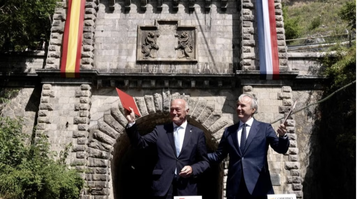 Azcón y Rousset reiteran en Olorón su apoyo a la reapertura del Canfranc Azcón y Rousset reiteran en Olorón su apoyo a la reapertura del Canfranc