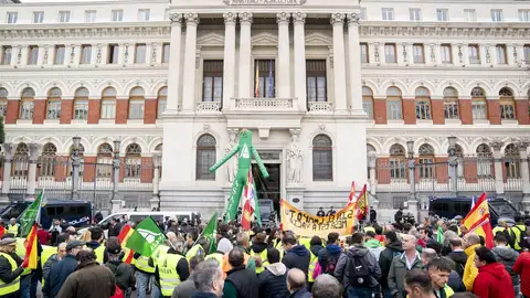 Agricultores y ganaderos vuelven a la calle en Madrid este lunes para protestar por el acuerdo con Mercosur Agricultores y ganaderos vuelven a la calle en Madrid este lunes para protestar por el acuerdo con Mercosur