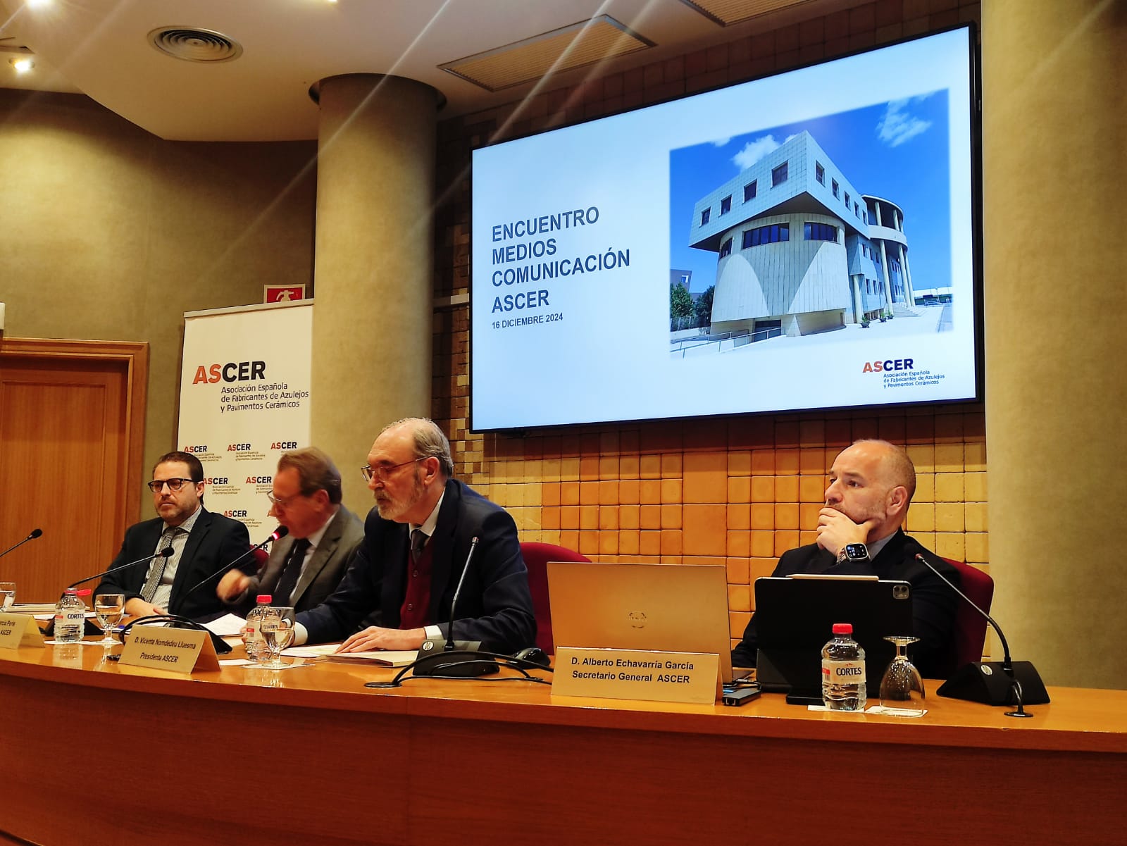 La facturación del sector cerámico prevista en 2024 supone un descenso de entre un 1 y un 3% respecto a 2023 La facturación del sector cerámico prevista en 2024 supone un descenso de entre un 1 y un 3% respecto a 2023