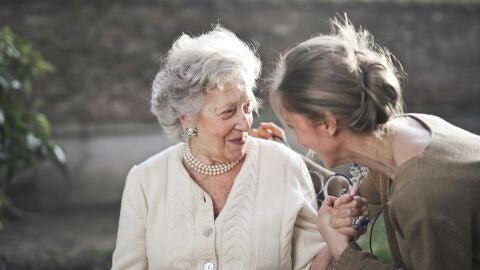 Proyecto de voluntariado que une a j&oacute;venes y ancianos