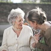 Proyecto de voluntariado que une a jóvenes y ancianos