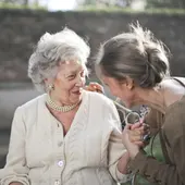 Proyecto de voluntariado que une a jóvenes y ancianos Proyecto de voluntariado que une a jóvenes y ancianos