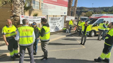 T&eacute;cnicos en Emergencias de la Marina Baixa se concentran a las puertas del hospital comarcal de Villajoyosa ante sus precarias condiciones laborales