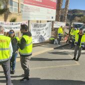 Técnicos en Emergencias de la Marina Baixa se concentran a las puertas del hospital comarcal de Villajoyosa ante sus precarias condiciones laborales