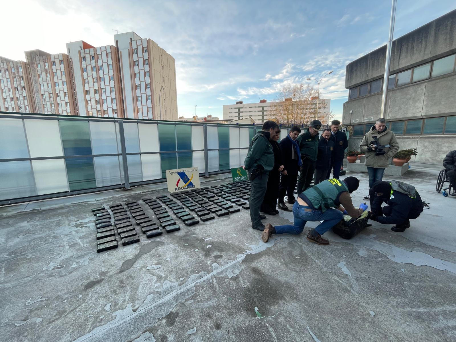 Incautado un alijo de más de 230 kilos de cocaína en un barco en el Puerto Exterior de A Coruña Incautado un alijo de más de 230 kilos de cocaína en un barco en el Puerto Exterior de A Coruña