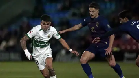 Nico Fernández, rodeado de rivales en el derbi ante el Eldense. Nico Fernández, rodeado de rivales en el derbi ante el Eldense.