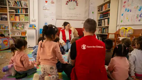 Técnicos de la entidad atendiendo a los menores que se han visto afectados por la DANA Técnicos de la entidad atendiendo a los menores que se han visto afectados por la DANA