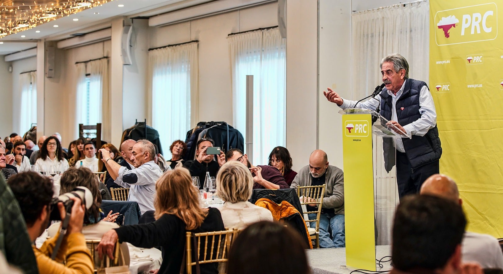 Revilla "tutelará con imparcialidad" su sucesión mientras Fernández pide unidad y Diestro lo ve "complicado" Revilla "tutelará con imparcialidad" su sucesión mientras Fernández pide unidad y Diestro lo ve "complicado"