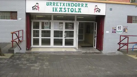 Educación analiza las denuncias de acoso contra el profesor de una ikastola de Bilbao Educación analiza las denuncias de acoso contra el profesor de una ikastola de Bilbao