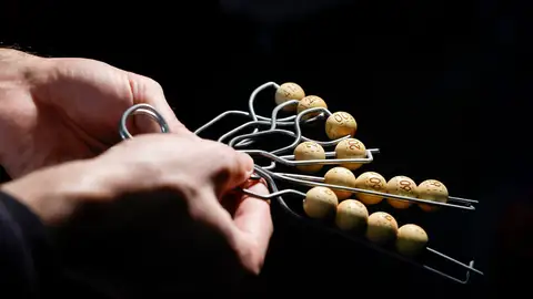 Bolas que se utilizan en el Sorteo Extraordinario de Lotería de Navidad y que junto a los bombos y demás elementos necesarios para el sorteo han llegado este viernes al Teatro Real. Bolas que se utilizan en el Sorteo Extraordinario de Lotería de Navidad y que junto a los bombos y demás elementos necesarios para el sorteo han llegado este viernes al Teatro Real. EFE/ J.P.Gandul