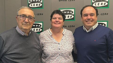 Los alcaldes de Finetsrat Miguel Llorca y Juanfran P&eacute;rez conversan con nuestra compa&ntilde;era Marta Llinares.