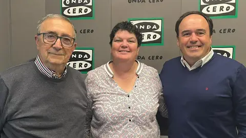 Los alcaldes de Finetsrat Miguel Llorca y Juanfran Pérez conversan con nuestra compañera Marta Llinares. Los alcaldes de Finetsrat Miguel Llorca y Juanfran Pérez conversan con nuestra compañera Marta Llinares.