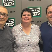 Los alcaldes de Finetsrat Miguel Llorca y Juanfran Pérez conversan con nuestra compañera Marta Llinares. Los alcaldes de Finetsrat Miguel Llorca y Juanfran Pérez conversan con nuestra compañera Marta Llinares.