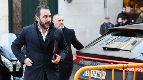 Víctor de Aldama llega al Tribunal Supremo junto con Daniel Esteve, líder de Desokupa. Víctor de Aldama llega al Tribunal Supremo junto con Daniel Esteve, líder de Desokupa.