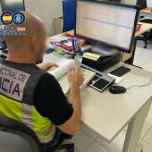 Un agente de la Policía Nacional.