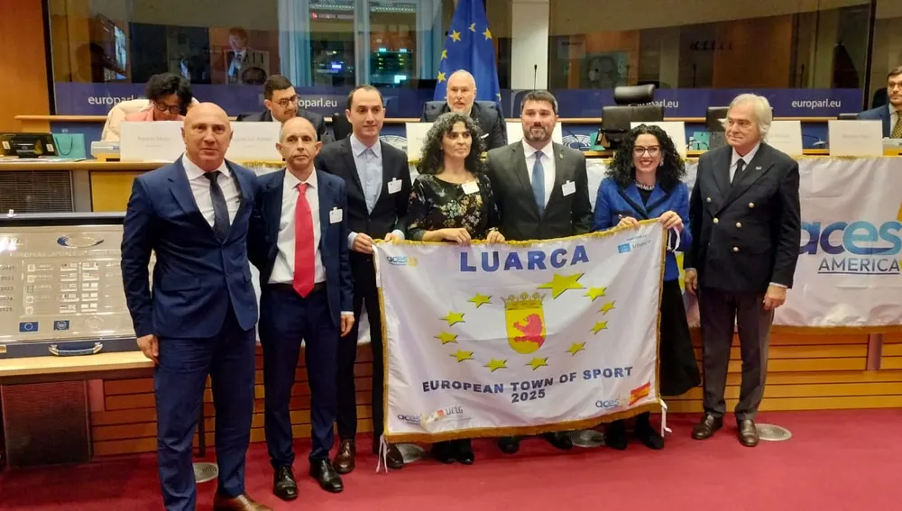 La delegación institucional valdesana recogiendo la bandera. La delegación institucional valdesana recogiendo la bandera.