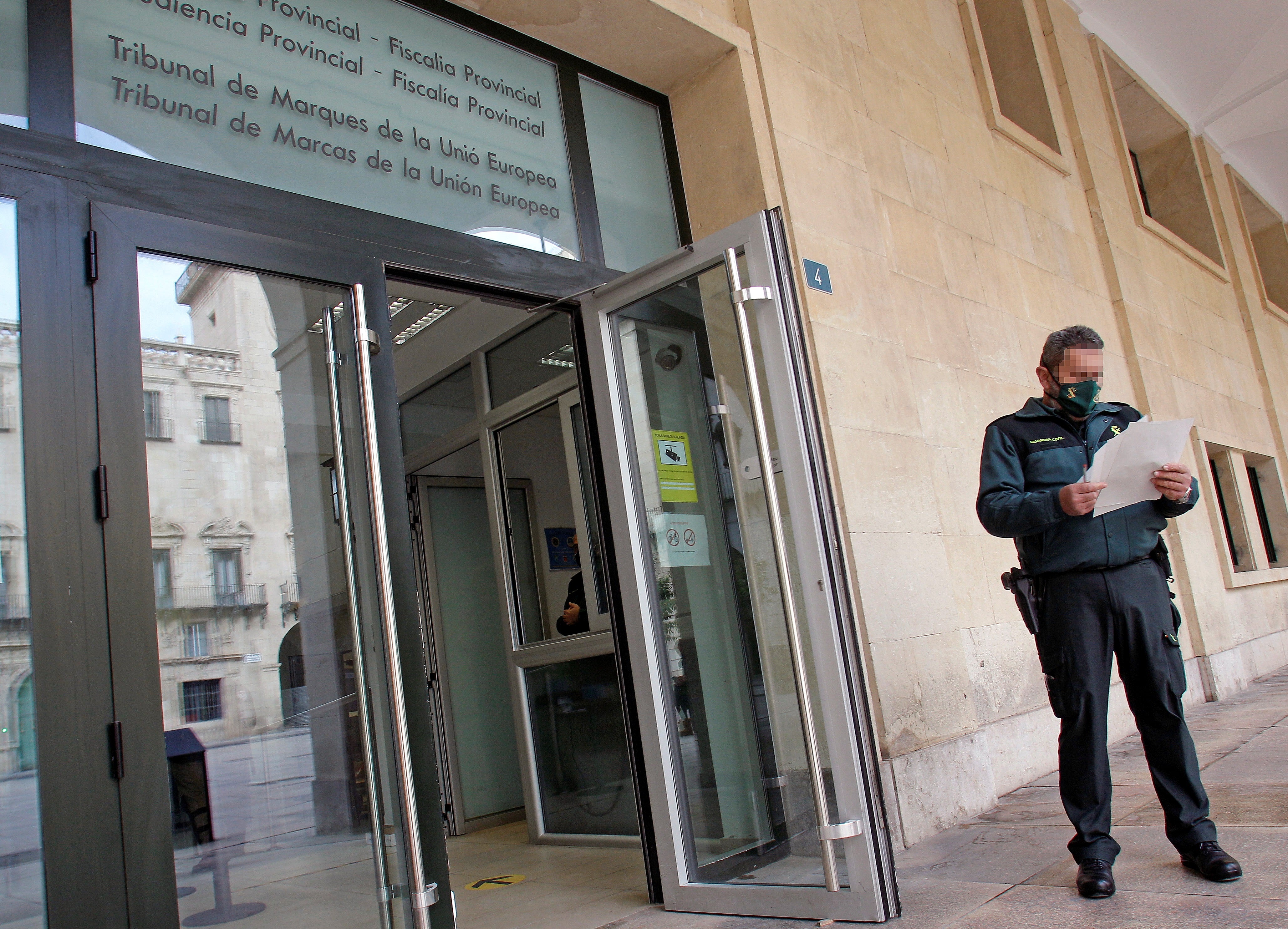 Condenado a 9 años y medio de cárcel por abusar sexualmente durante años de la hija menor de su pareja Condenado a 9 años y medio de cárcel por abusar sexualmente durante años de la hija menor de su pareja