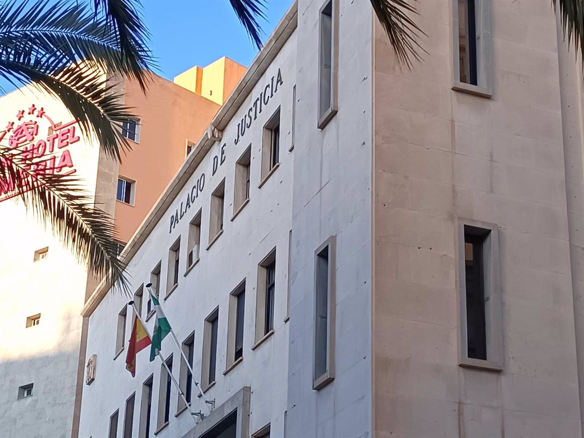 Juzgan a un padre y a su hijo por intentar matar a un Guardia Civil en Almería capital Juzgan a un padre y a su hijo por intentar matar a un Guardia Civil en Almería capital