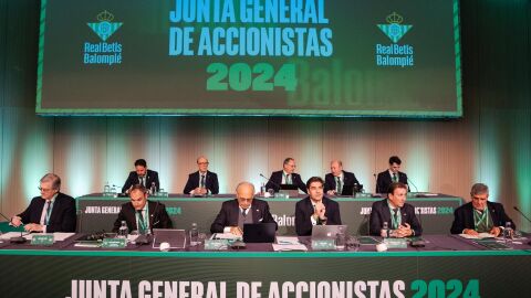 Los miembros del consejo de administraci&oacute;n del Real Betis, en la junta de accionistas.