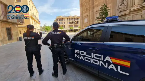 Dos agentes de la Policía. Dos agentes de la Policía.