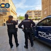 Dos agentes de la Policía. 