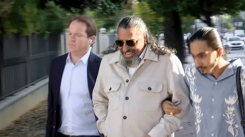 El cantaor Diego el Cigala (c) el pasado mes de noviembre a su llegada a los Juzgados de Jerez de la Frontera. El cantaor Diego el Cigala (c) el pasado mes de noviembre a su llegada a los Juzgados de Jerez de la Frontera./ EFE/ David Arjona