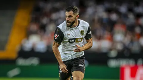 El jugador del Valencia CF Luis Rioja durante un partido de La Liga El jugador del Valencia CF Luis Rioja durante un partido de La Liga