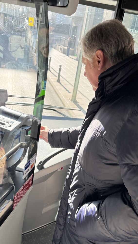 El alcalde, Francisco Cañizares, utilizando el nuevo sistema de pago