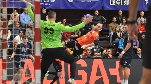 El Balonmano Benidorm juega mañana a las 20 horas en el Palau frente al Cangas El Balonmano Benidorm juega mañana a las 20 horas en el Palau frente al Cangas