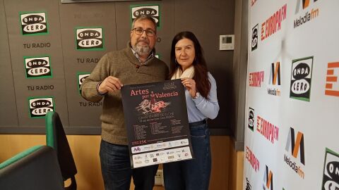 Jos&eacute; Vicente Casta&ntilde;o con el cartel de la gala de danza 'Artes por Valencia'