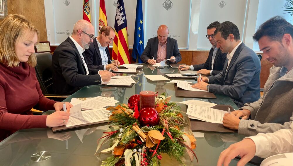 El protocolo se ha firmado en el Consell d'Eivissa con los cinco ayuntamientos de la isla